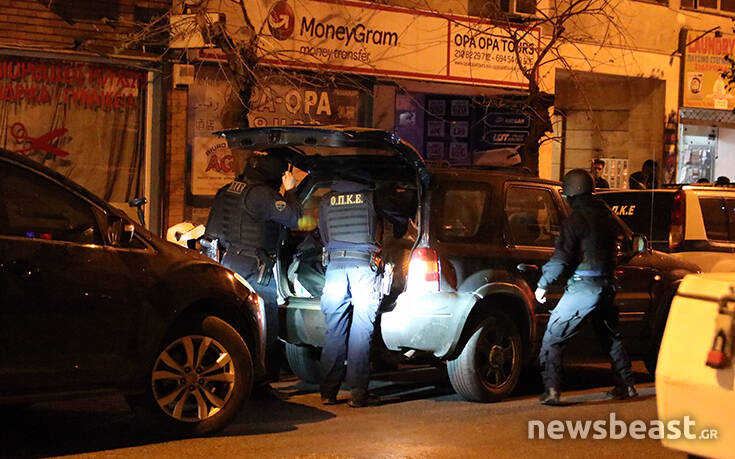 Θρίλερ στην πλατεία Βικτωρίας με ταμπουρωμένο άντρα: Οι πρώτες εικόνες από το σημείο 36 dfdsf2