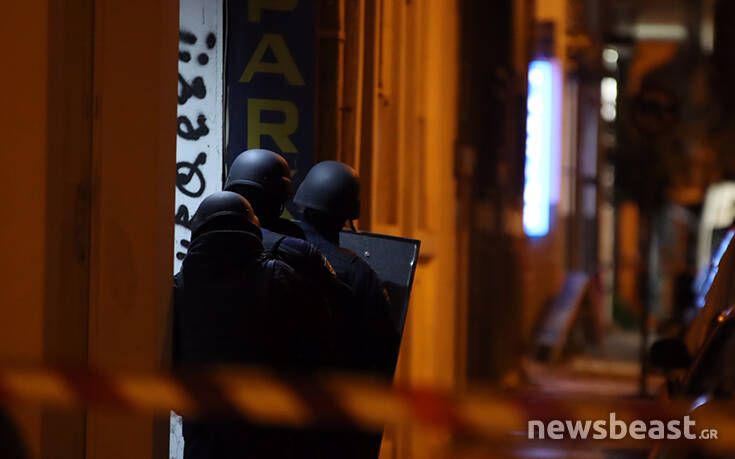 Θρίλερ στην πλατεία Βικτωρίας με ταμπουρωμένο άντρα: Οι πρώτες εικόνες από το σημείο 30 dfdsf7
