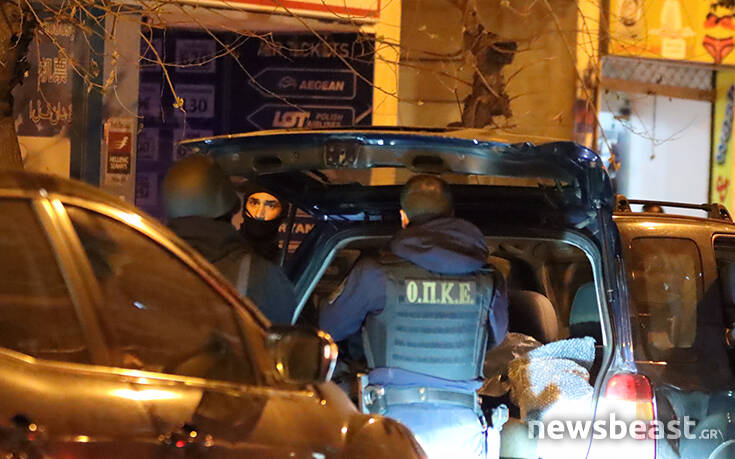 Θρίλερ στην πλατεία Βικτωρίας με ταμπουρωμένο άντρα: Οι πρώτες εικόνες από το σημείο 31 dfdsf8