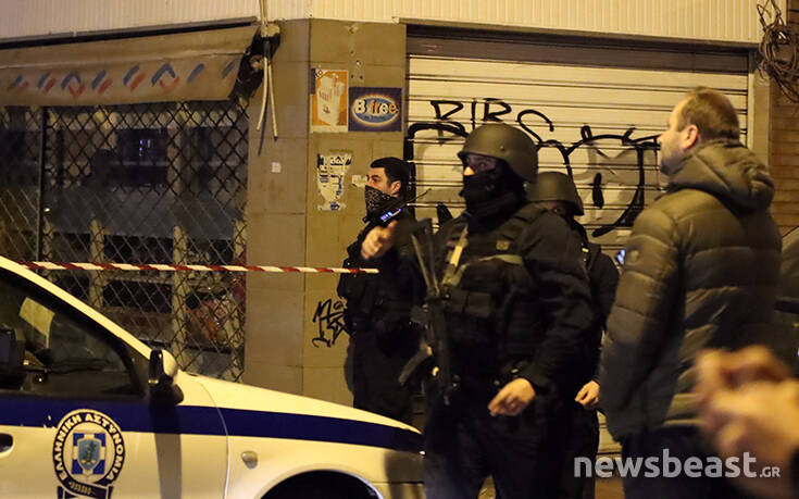 Θρίλερ στην πλατεία Βικτωρίας με ταμπουρωμένο άντρα: Οι πρώτες εικόνες από το σημείο 32 dfdsf9
