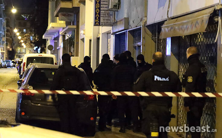 Θρίλερ στην πλατεία Βικτωρίας με ταμπουρωμένο άντρα: Οι πρώτες εικόνες από το σημείο 40 dfsdf1 1