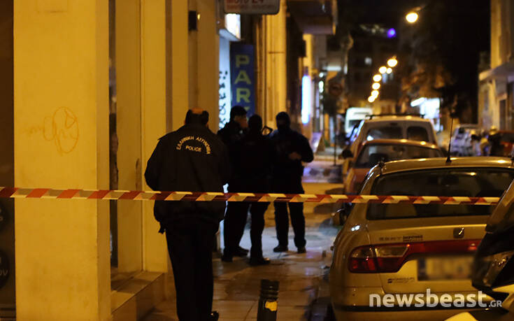 Θρίλερ στην πλατεία Βικτωρίας με ταμπουρωμένο άντρα: Οι πρώτες εικόνες από το σημείο 41 dfsdf2 2