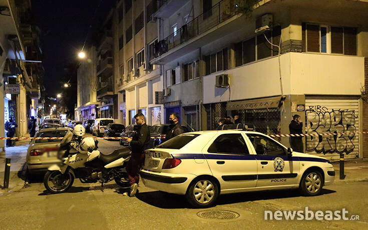Θρίλερ στην πλατεία Βικτωρίας με ταμπουρωμένο άντρα: Οι πρώτες εικόνες από το σημείο 42 dfsdf3 2