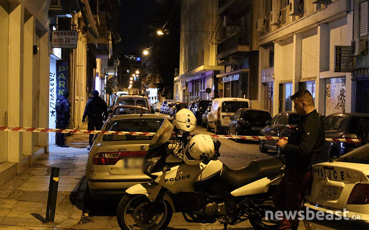 Θρίλερ στην πλατεία Βικτωρίας με ταμπουρωμένο άντρα: Οι πρώτες εικόνες από το σημείο 43 dfsdf4 2