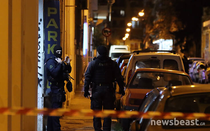 Θρίλερ στην πλατεία Βικτωρίας με ταμπουρωμένο άντρα: Οι πρώτες εικόνες από το σημείο 39 dfsdf6 1