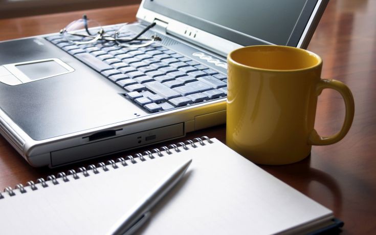 Πώς να απολυμάνεις σωστά υπολογιστή και laptop 4 laptop computer desk