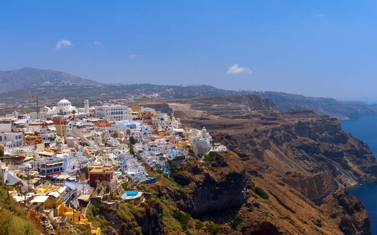 Όταν την κοιτάς από ψηλά, μοιάζει η Σαντορίνη με ζωγραφιά 44 shutterstock 129324263