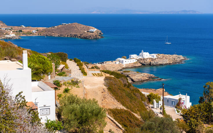 Το «αναδυόμενο» μοναστήρι της Σίφνου 10 shutterstock 1336928024