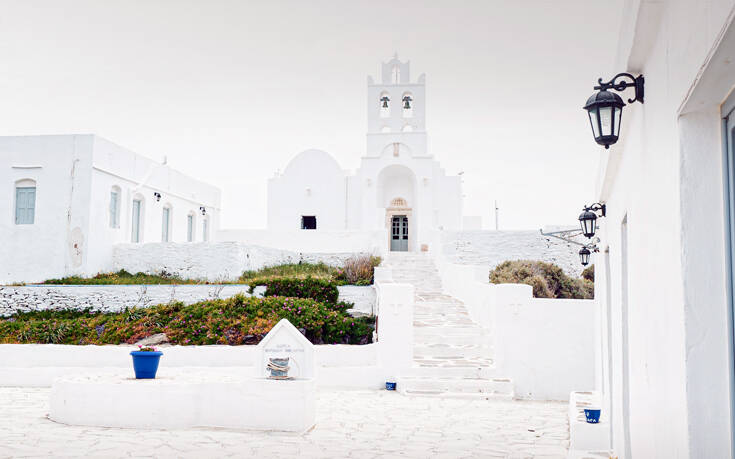Το «αναδυόμενο» μοναστήρι της Σίφνου 12 shutterstock 1421345780
