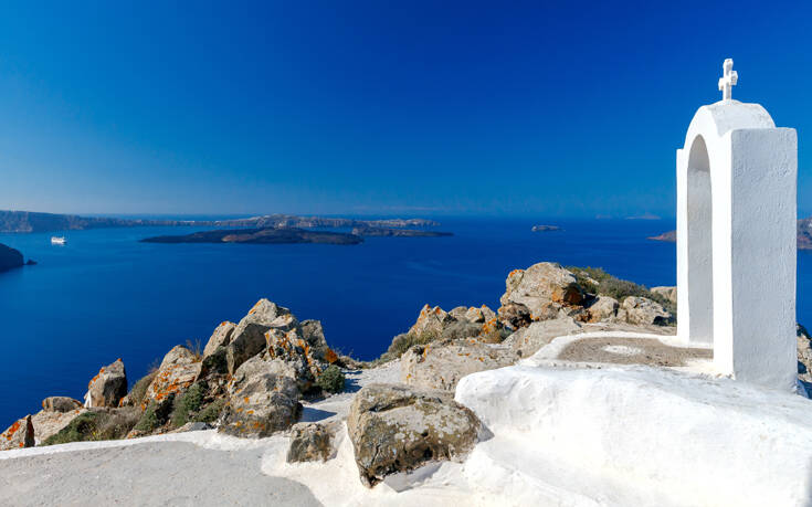 Όταν την κοιτάς από ψηλά, μοιάζει η Σαντορίνη με ζωγραφιά 46 shutterstock 420135811