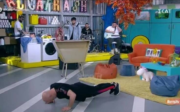 Ο Νίκος Μουτσινάς έπεσε και πήρε push ups στον «αέρα»