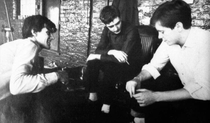 O Peter Hook μιλά για τις «ενοχές» του 40 χρόνια μετά την αυτοκτονία του Ian Curtis