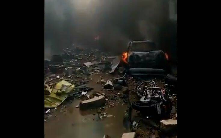 Εικόνες αποκάλυψης στο Πακιστάν: Συντρίμμια και χάος στη γειτονιά που κατέπεσε το αεροσκάφος 16 ap03