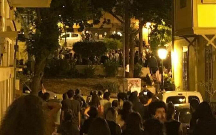 Θεσσαλονίκη: Ένταση κατά την εκκένωση πλατείας στην Άνω Πόλη από τα ΜΑΤ 10 entasi 1 735x459 1