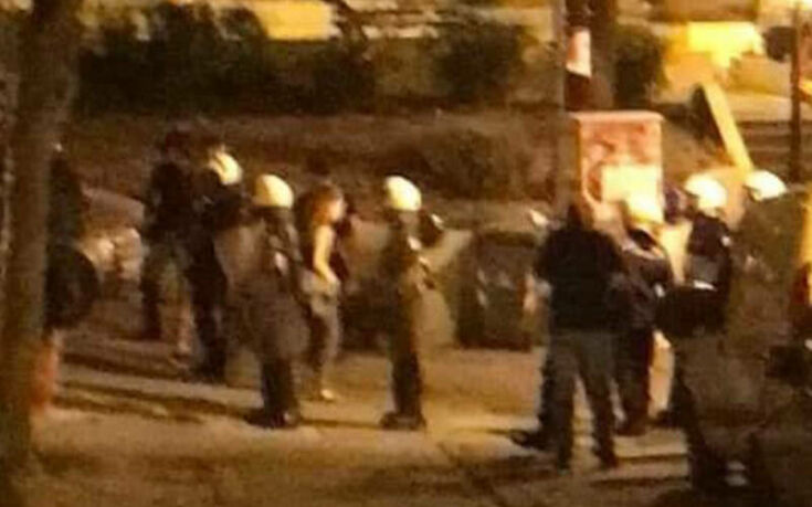 Θεσσαλονίκη: Ένταση κατά την εκκένωση πλατείας στην Άνω Πόλη από τα ΜΑΤ 12 entasi 2 735x459 1