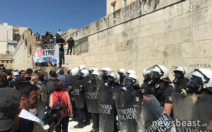 Μικροένταση στο Σύνταγμα κατά τη διάρκεια του πανεκπαιδευτικού συλλαλητηρίου