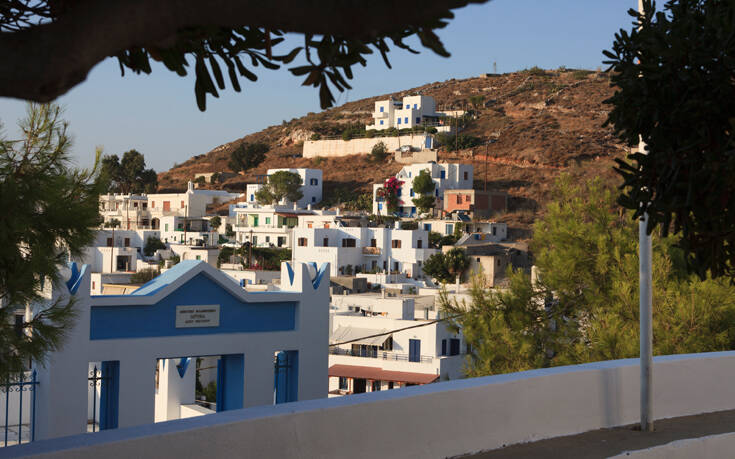 Το χωριό της Νάξου με τους χαρακτηριστικούς ανεμόμυλους