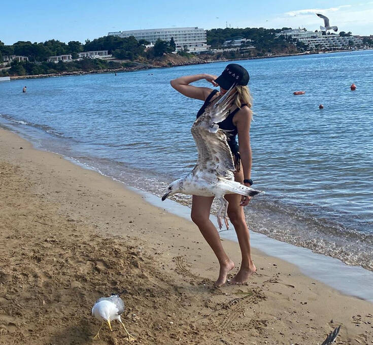 Η Κωνσταντίνα Σπυροπούλου έβαλε το μπικίνι της και πήγε παραλία 24 spufugus5
