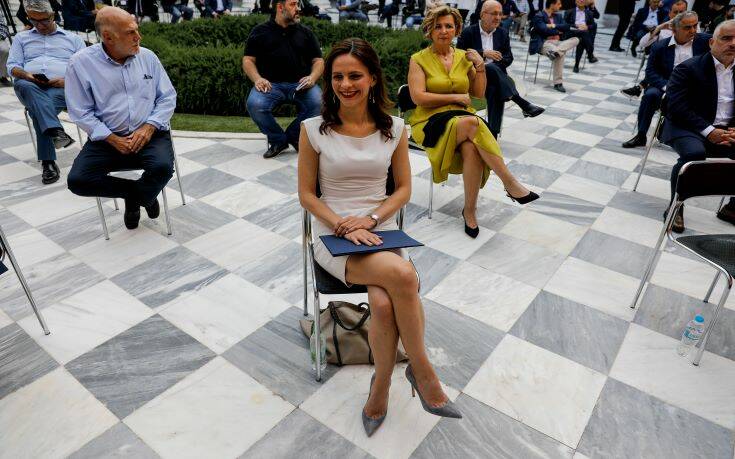 Οι κυρίες του ΣΥΡΙΖΑ στο Ζάππειο: Έλαμψε η χαμογελαστή Αχτσιόγλου με λευκό midi φόρεμα 39 za6