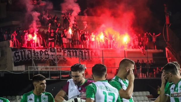 ΟΦΗ – Παναθηναϊκός: Με καπνογόνα στις ταράτσες οι οπαδοί των γηπεδούχων