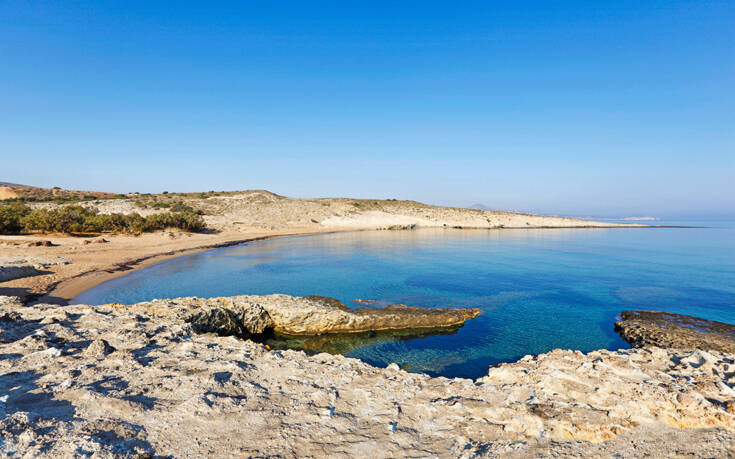 Η παραλία της Μήλου παραδομένη στην αγκαλιά εντυπωσιακού βράχου 12 shutterstock 534438472