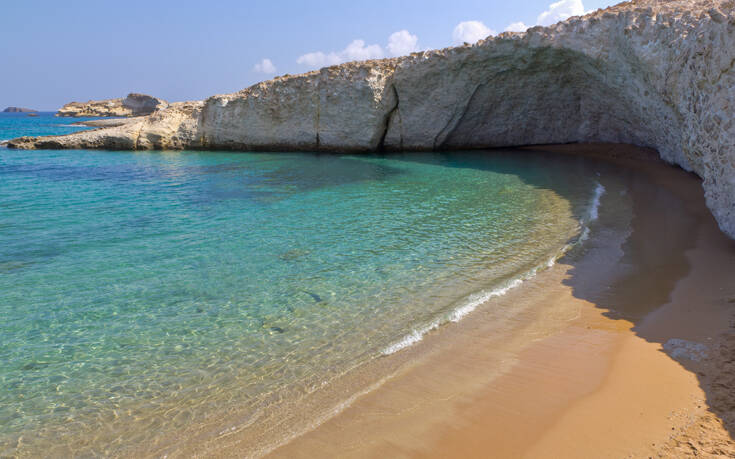 Η παραλία της Μήλου παραδομένη στην αγκαλιά εντυπωσιακού βράχου 10 shutterstock 94254724