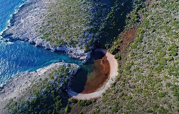 Ένας πανέμορφος φυσικός όρμος στη Μεθώνη – Δείτε εντυπωσιακές εικόνες από ψηλά – Newsbeast