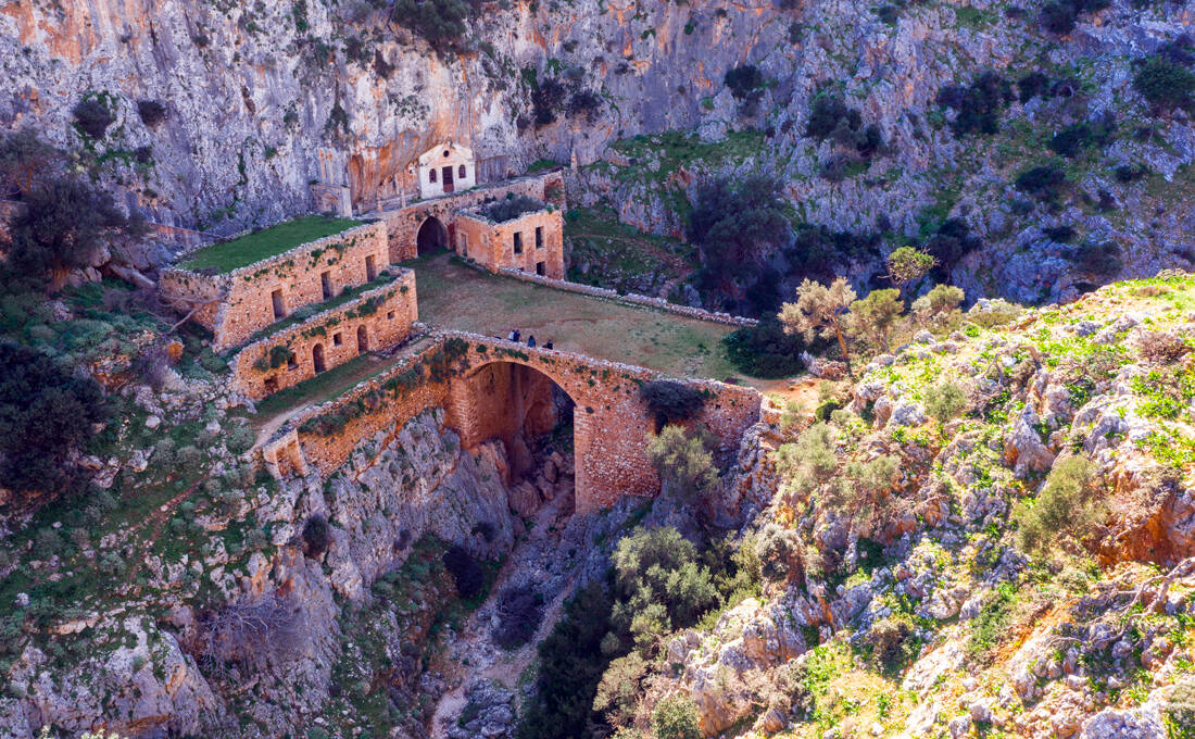 Η ερημωμένη μονή στην Κρήτη κρυμμένη μέσα σε απόκρημνο φαράγγι – Newsbeast