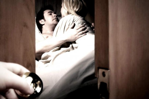 Αληθινή ιστορία 32χρονης Λίας: “Ο άνδρας μου με απατά με την παντρεμένη φίλη μου” – Έρωτας και Σχέσεις