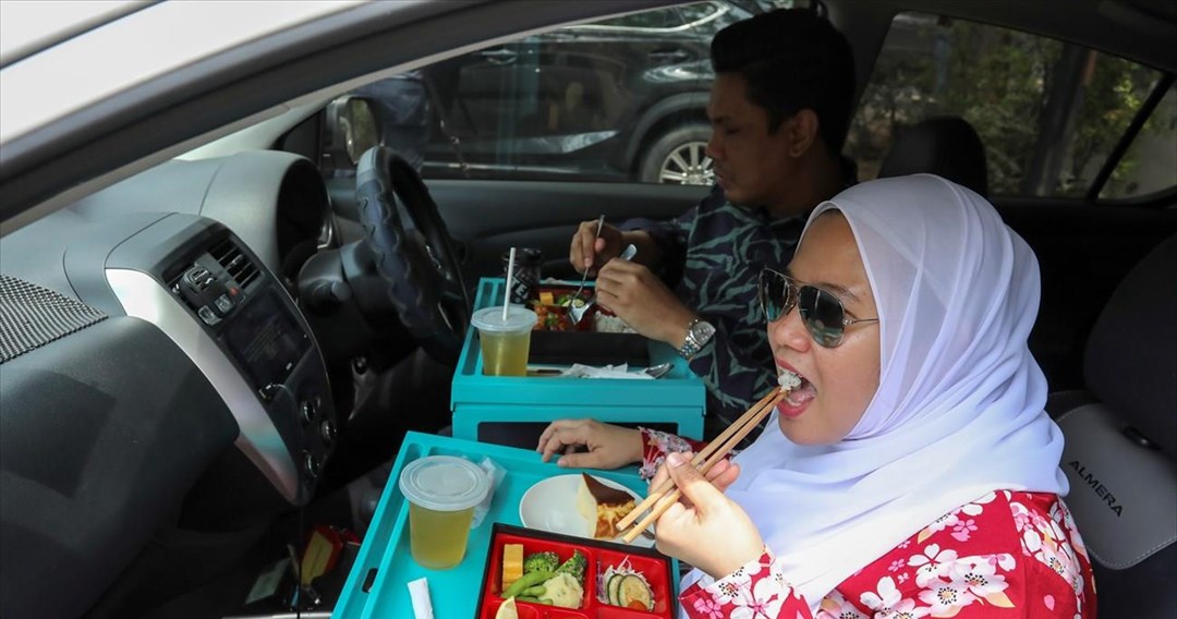 Έξοδος για φαγητό έστω και στο πάρκινγκ του εστιατορίου