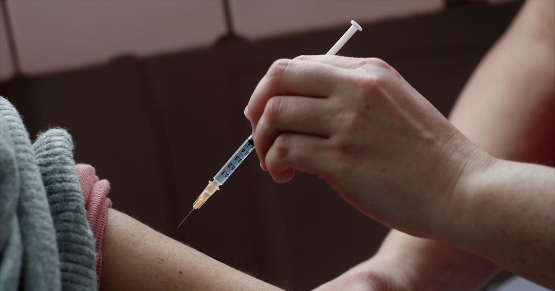 10 εκατομμύρια πολίτες έχουν κάνει τουλάχιστον μία δόση εμβολίου