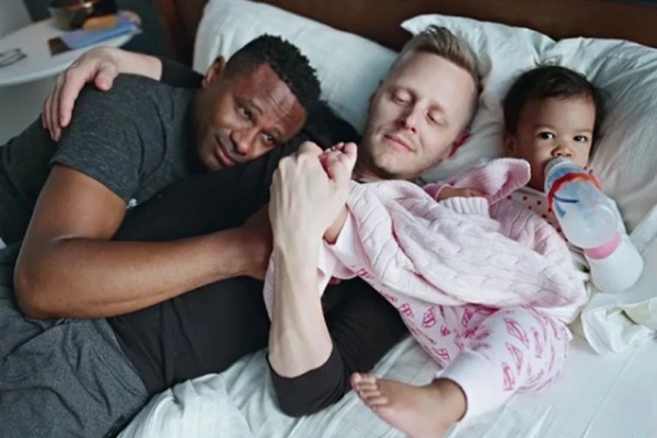 Dads: Η γκέι πατρότητα μέσα από τον φωτογραφικό φακό – Σχέσεις