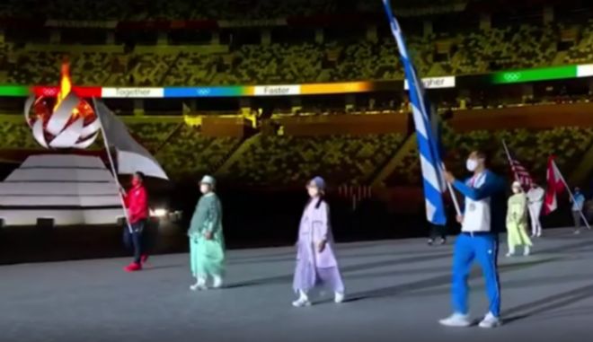 Ολυμπιακοί Αγώνες: Η είσοδος του σημαιοφόρου Γιάννη Φουντούλη στην Τελετή Λήξης