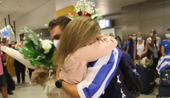 Στέφανος Ντούσκος: Η συγκινητική αγκαλιά της μητέρας του μόλις τον αντίκρυσε στο αεροδρόμιο