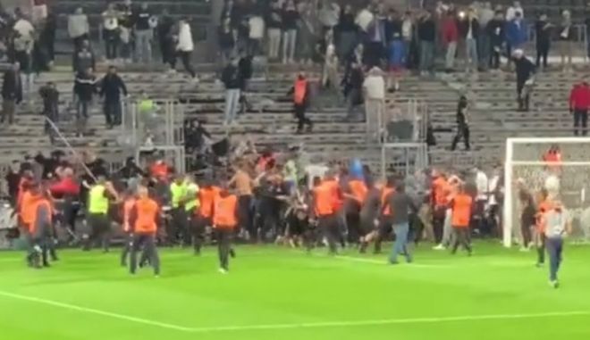 Χάος στο φινάλε του Ανζέ – Μαρσέιγ με εισβολή οπαδών στον αγωνιστικό χώρο και άγριες συμπλοκές