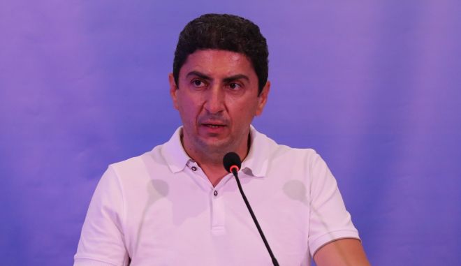 Αυγενάκης: Πήγε στο ΟΑΚΑ και δεν κάθισε αρχικά στα επίσημα, εκφράζοντας την δυσαρέσκεια του για τις εξελίξεις στην ΕΠΟ