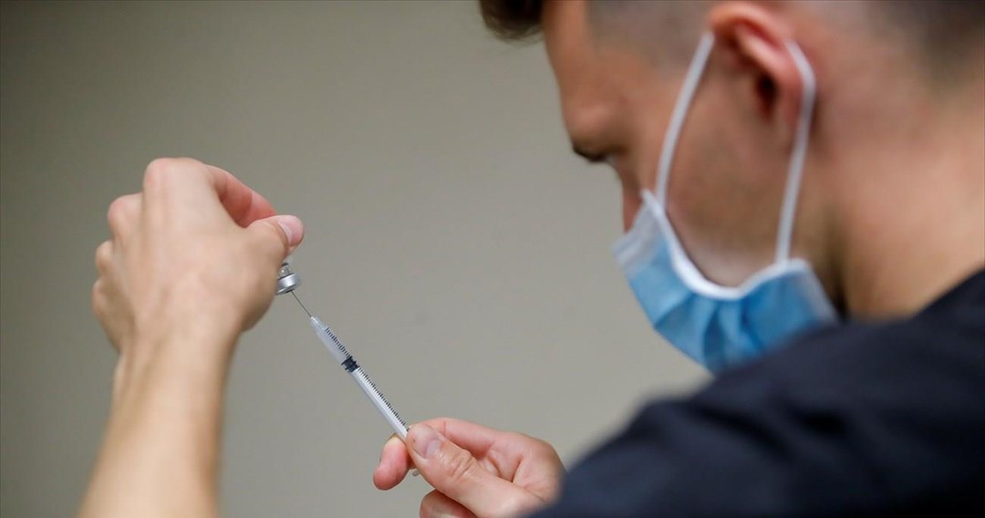 Τουλάχιστον 400.000 άνθρωποι έκαναν την 3η δόση του εμβολίου στα φαρμακεία