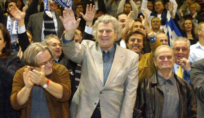 Μίκης Θεοδωράκης: Η συγκλονιστική του παρουσία στη Λεωφόρο στο Ελλάδα – Β. Ιρλανδία και η προσφορά του ύμνου της Εθνικής μας