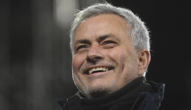 Μουρίνιο: Ο τρελός πανηγυρισμός του “Special One” μπροστά στην κερκίδα στο νικητήριο γκολ του Ελ Σααραουί