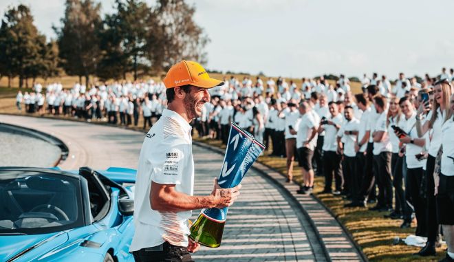 Formula 1: Ο Ρικιάρντο τοποθέτησε το τρόπαιο της Μόντσα δίπλα στο τελευταίο τού Άιρτον Σένα