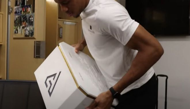 Το συγκλονιστικό δώρο της Nike στον Γιάννη Αντετοκούνμπο και το video των Μπακς από τα παρασκήνια της opening night