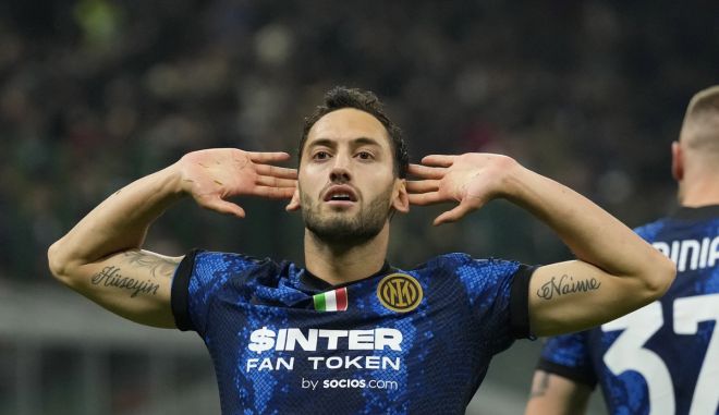 Μίλαν: Οι οπαδοί της απάντησαν με προσβλητικό πανό στον πανηγυρισμό του Τσαλχάνογλου