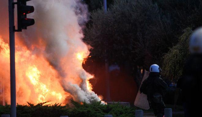 Επεισόδια από 250 οπαδούς στο Μοναστηράκι – Επιτέθηκαν με φωτοβολίδες σε αστυνομικούς