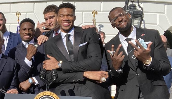 Στον Λευκό Οίκο ο πρωταθλητής Γιάννης Αντετοκούνμπο και οι Μπακς: “Από τα Σεπόλια στο Οβάλ Γραφείο”