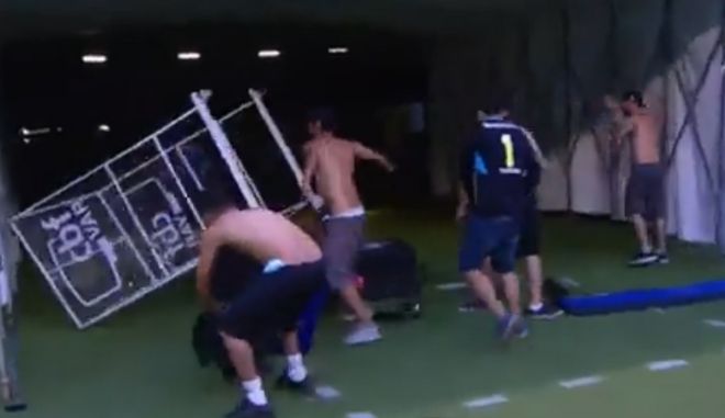 Οπαδοί εισέβαλαν στο Γκρέμιο – Παλμέιρας και διέλυσαν την οθόνη για το VAR, ξύλο και στην κερκίδα