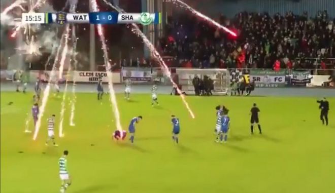 Ματς στην Ιρλανδία διεκόπη προσωρινά λόγω πυροτεχνημάτων