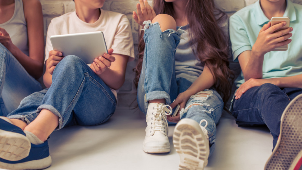 Ο Covid διπλασίασε τον χρόνο μπροστά στις οθόνες για εφήβους- έρευνα