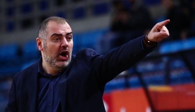 Έξαλλος ο Δέδας με τους παίκτες του, κάλεσε τάιμ άουτ και μπήκε στο παρκέ