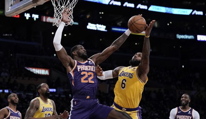 NBA: Ακάθεκτοι οι Σανς με Μπούκερ κέρδισαν τους Λέικερς και τον σούπερ ΛεΜπρόν με 108-90