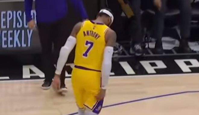 NBA: Τραυματίστηκε στο δεξί πόδι ο Καρμέλο Άντονι, ανησυχία στους Λέικερς